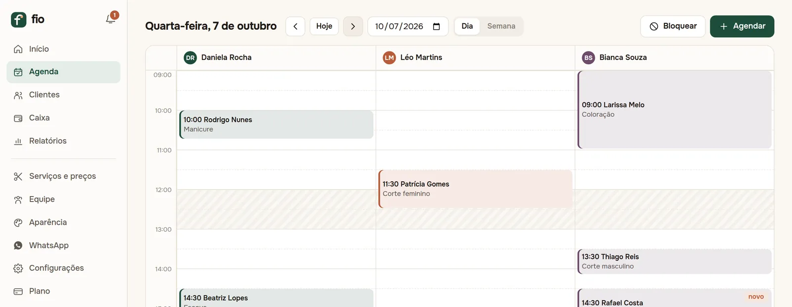 Agenda do salão no computador com os atendimentos de cada profissional